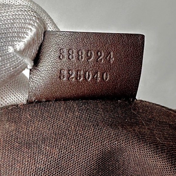 Authentic Gucci GG Supreme Messenger Bag 388924 - Picture 4 of 8